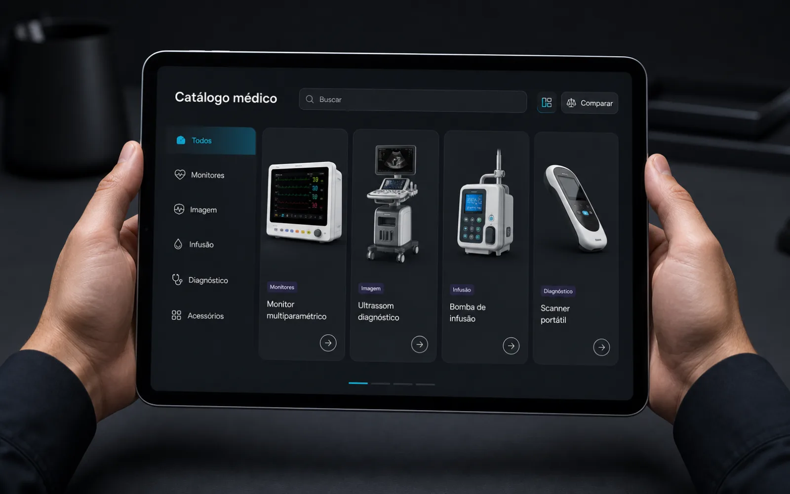 Duas mãos segurando um tablet com um catálogo digital de aparelhos médicos